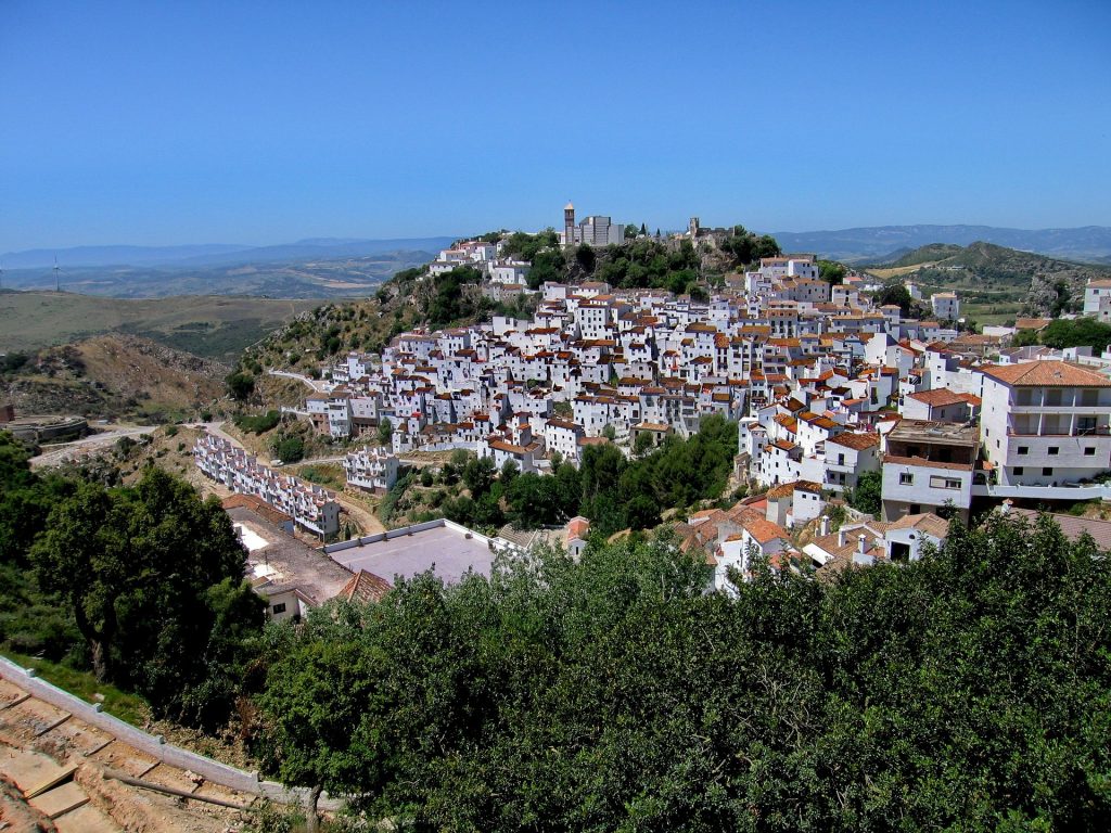 Vistas del  tranquilo pueblo  de Casares para visitar esta Semana Santa en el sur peninsular